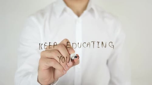 Continuez à vous renseigner, écrit sur du verre