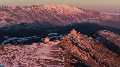 Vue aérienne de la forteresse de Rocca Calascio en hiver, Italie.