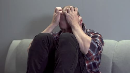 Un homme nerveux regarde autour de lui et éprouve des hallucinations. L'effet du delirium tremens
, de la psychose