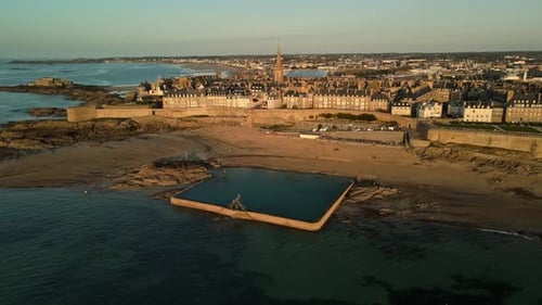 Vue aérienne au coucher du soleil de la ville fortifiée historique de Saint-Malo sur la côte française