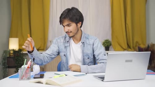 Estudiante masculino con enfermedad de simetría.