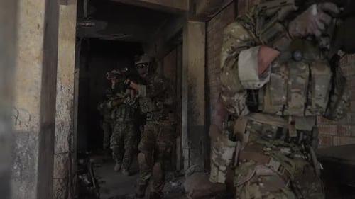 Soldat im Bürgerkrieg, zerstörtes Gebäude.