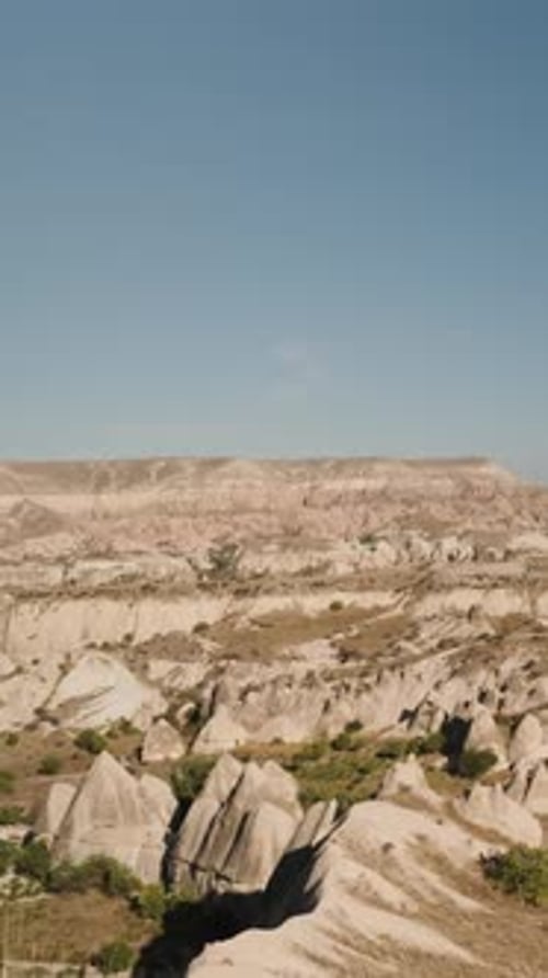Vidéo verticale. Site antique dans la vallée entre les montagnes, hautes pierres dressées, panoramique