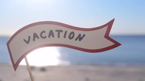 Stick with Paper Speech Bubble mit Worten Urlaub auf Hintergrund Meer Himmel Sandy