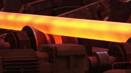 Línea de producción de tubos de acero en Pipes Factory. Línea de fabricación de tubos de acero en la planta. Metal caliente...
