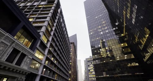 Los reflejos y las estructuras altas representan historias enérgicas de tránsito urbano