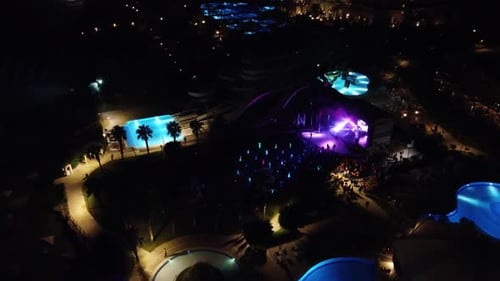 uma visão lotada de shows noturnos no hotel perto da piscina aérea 4k