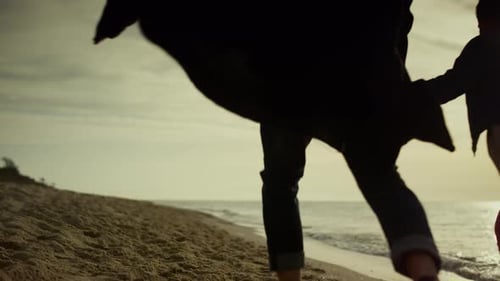 Die Leute gehen glücklich am Strand spazieren. Familie hat Spaß im gemeinsamen Urlaub am Meer im Freien
