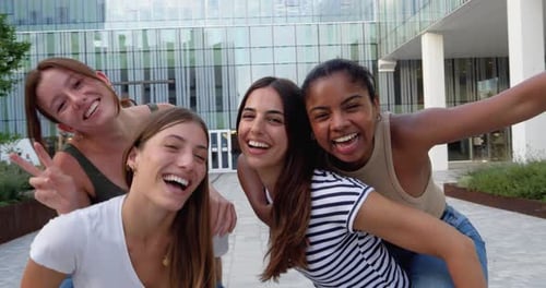 Grupo de diversas amigas adolescentes se divertindo em uma cidade Felizes estudantes da geração Y