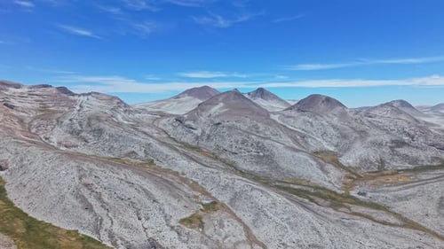 Le sel recouvre le mont Qillqata, créant un paysage onirique dans la Laguna Salinas au Pérou