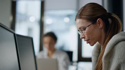 Nachdenklicher Entwickler, der Software analysiert, Nahaufnahme, nachdenkliche Frau, schaut Computer