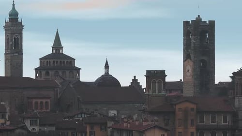 Altstadt von Bergamo mit Glockenturm und Dächern bei Sonnenuntergang