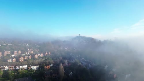 Glastonbury Tor recouvert de brume