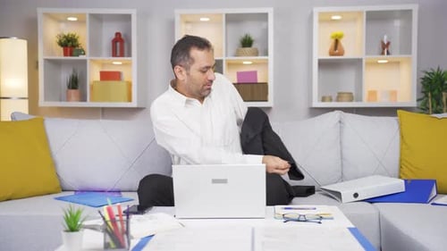 Un employé de bureau à domicile suffoque à cause de la chaleur.
