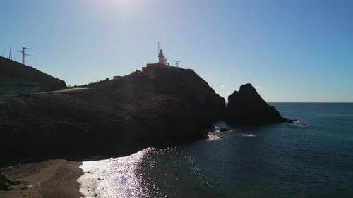 Luftaufnahme eines Leuchtturms in Almeria