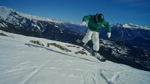 Snowboarder-Carving und 180 Spin auf der Piste in den Schweizer Alpen