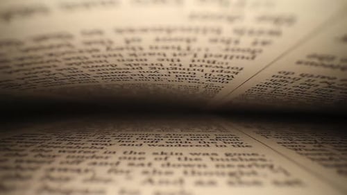 bewegt sich seitlich durch die Bibel von rechts nach links, Seiten oben und unten im Rahmen, während es nach unten geht