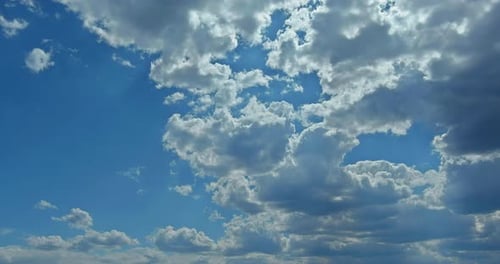 C'est un paysage magnifique avec un paysage nuageux en Laps de temps émouvant