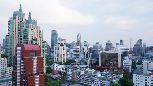 Timelapse de la ciudad de Bangkok al atardecer, Tailandia. Transición fluida del día a la noche
con