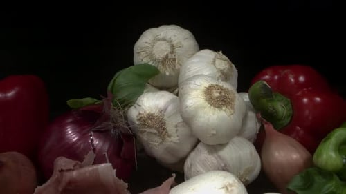 Ein Slider-Shot über eine Sammlung von italienischem Gemüse, Salami und Käse. Makro-Slider-Aufnahme.