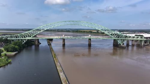 Grand pont en fer et vue aérienne de la rivière Mersey