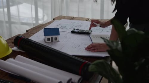 Ingénieur ou architecte travaillant sur des plans de construction de bâtiments.