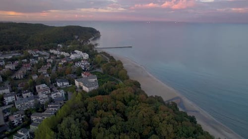 Vue aérienne de la jetée et de la côte de Gdynia Orlowo au coucher du soleil en Pologne - prise de Drone
