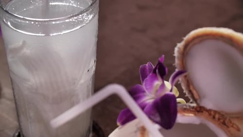 Jus de noix de coco frais avec pulpe, gros plan
