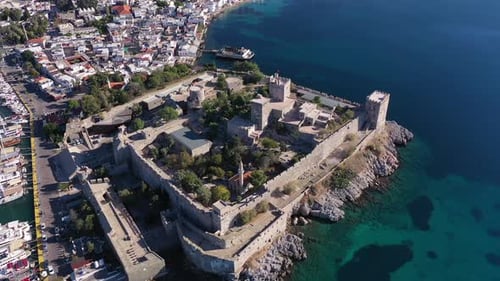 Blick auf das Schloss Halikarnassos und die Yachten in Bodrum, Türkei