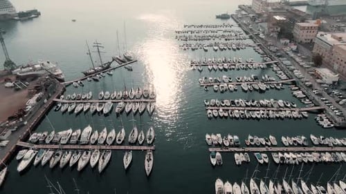 Sobrevoando os veleiros atracados no cais em um dia ensolarado em Gênova (Gênova), na Ligúria, Itália. - a