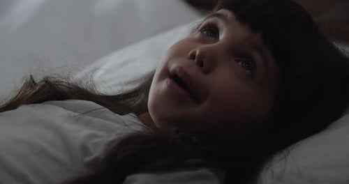 Close-up of a child's face in deep sleep, with a peaceful and calm expression, highlighting the sere