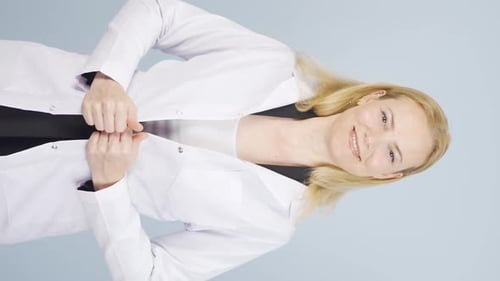 Vertikales Video von Doktor und Arztkittel.