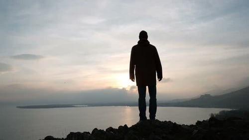 Ein Wanderer genießt den Urlaub aktiv alleine