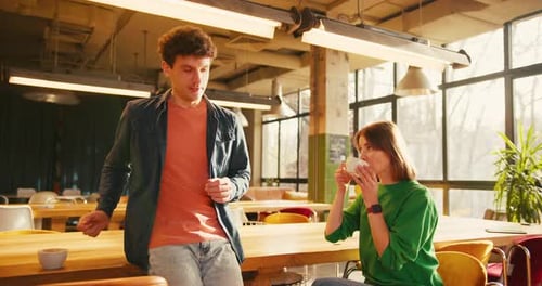 Kollegen genießen Kaffeepause und chatten in einem modernen Büro