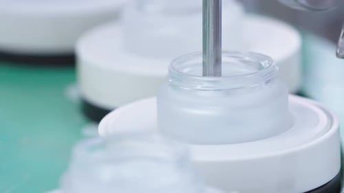 Remplissage automatique de pots de crème cosmétique sur une chaîne de montage