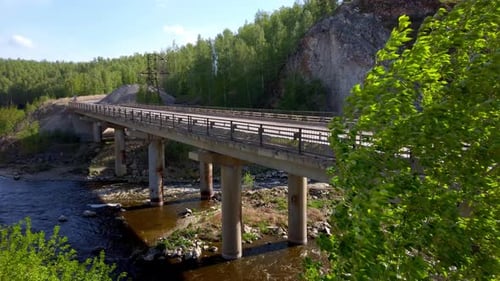 Brücke über einen Fluss im Wald