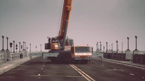 Gran grúa automática en el puente en construcción