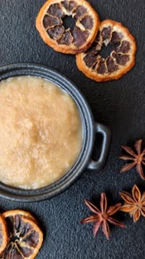 Sauce sucrée aux pommes, nourriture pour bébés, ingrédient en conserve pour les desserts. Compote de pommes