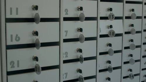 Bloc de boîtes de dépôt grises dans une installation de libre-entreposage