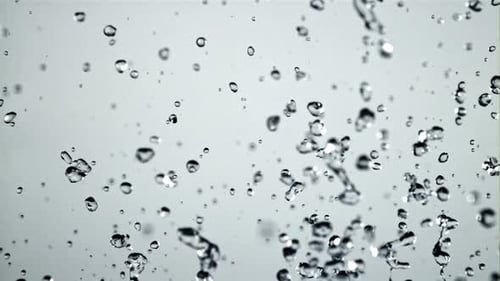 Des éclaboussures d'eau s'envolent et tombent