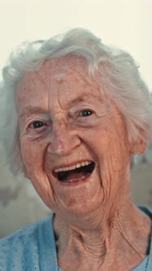 Bien-être, visage et vieille femme à la maison avec rire, attitude positive et calme pendant les vacances de fin de semaine