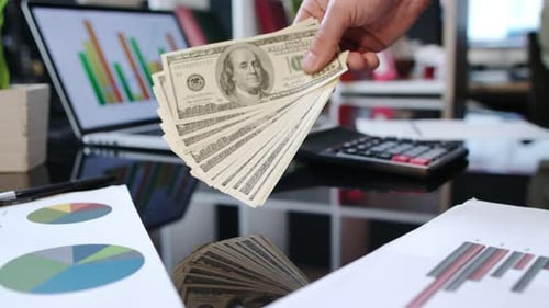 Transferência de dinheiro de mão em mão. Empréstimo em dinheiro rápido e fácil. Homem de negócios pagando salário de empregado...