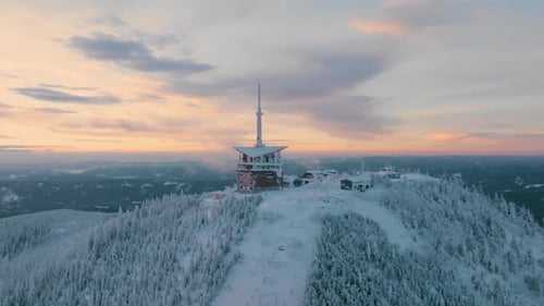 Lysa hora au lever du soleil en hiver, Drone panoramique ascendant et descendant, Beskydy UHD
