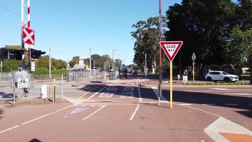 O
portão de segurança fecha para avisar sobre a aproximação do trem. Infraestrutura da cidade de Perth