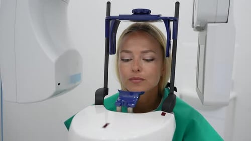 Nahaufnahme einer attraktiven jungen Patientin, die sich einer oralen Panorama-Röntgenuntersuchung unterzieht