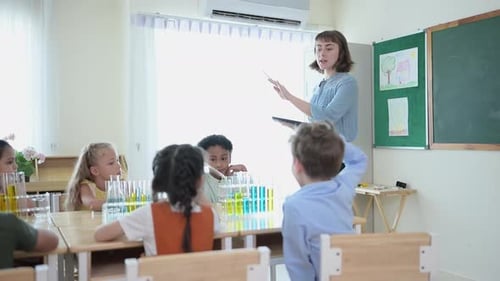 Teacher and students, Learn and experiment with science in a school science classroom.