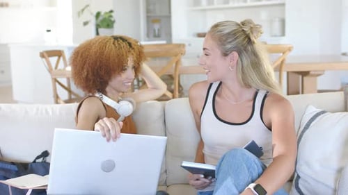 Diverses amies invitées par un ordinateur portable, discutant et rattrapant le temps perdu à la maison avec un ordinateur portable