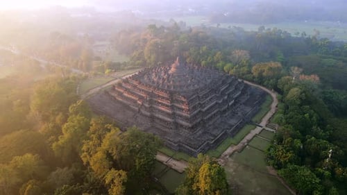 Vue aérienne du temple de Borobudur entouré d'une jungle luxuriante, centre de Java, Indonésie