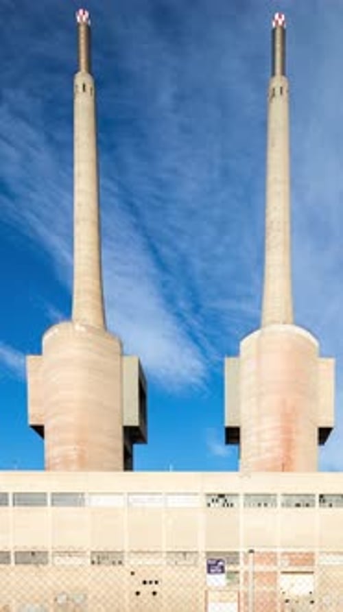 La icónica central eléctrica en desuso de tres chimeneas de Barcelona, España, en vertical
