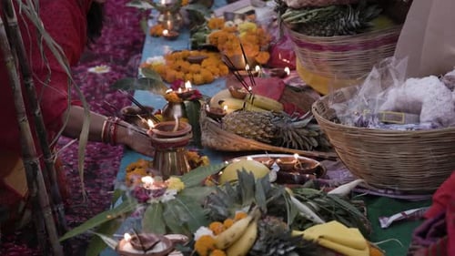 offrandes religieuses sacrées avec lampe à huile et fruits pour le dieu solaire hindou au festival de Chhath